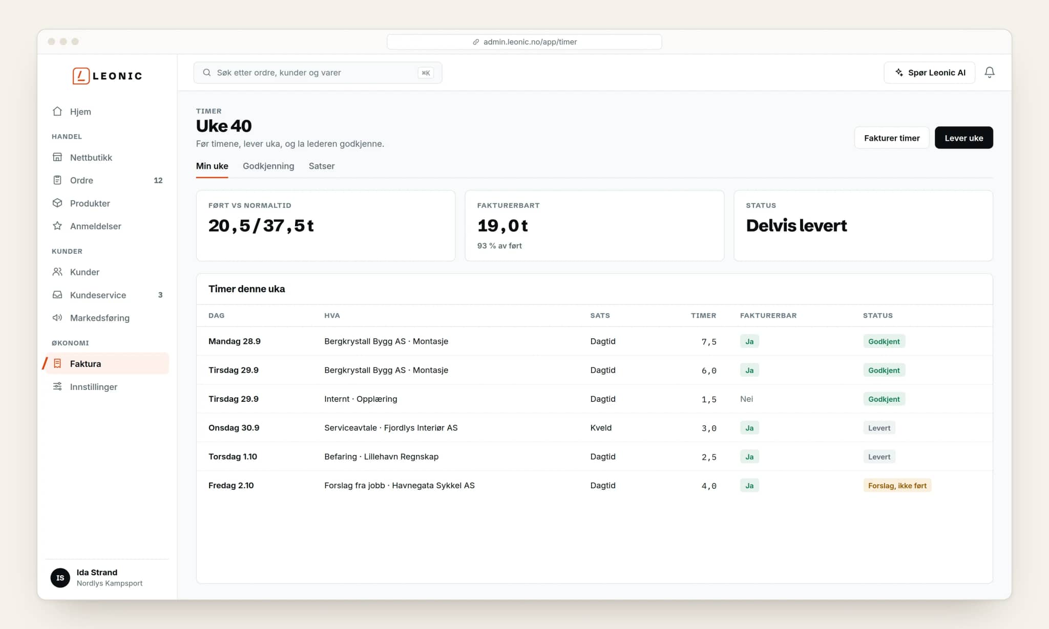 Timeføring i Leonic: uka med timer per dag, sats, fakturerbar og status, med Lever uke og Fakturer timer. Tegnet illustrasjon med fiktive data.
